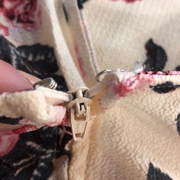 New without tags Francesca’s floral romper - large - Picture 7 of 10